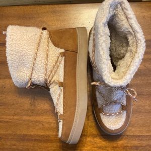 Never worn Old Navy boots women size 10